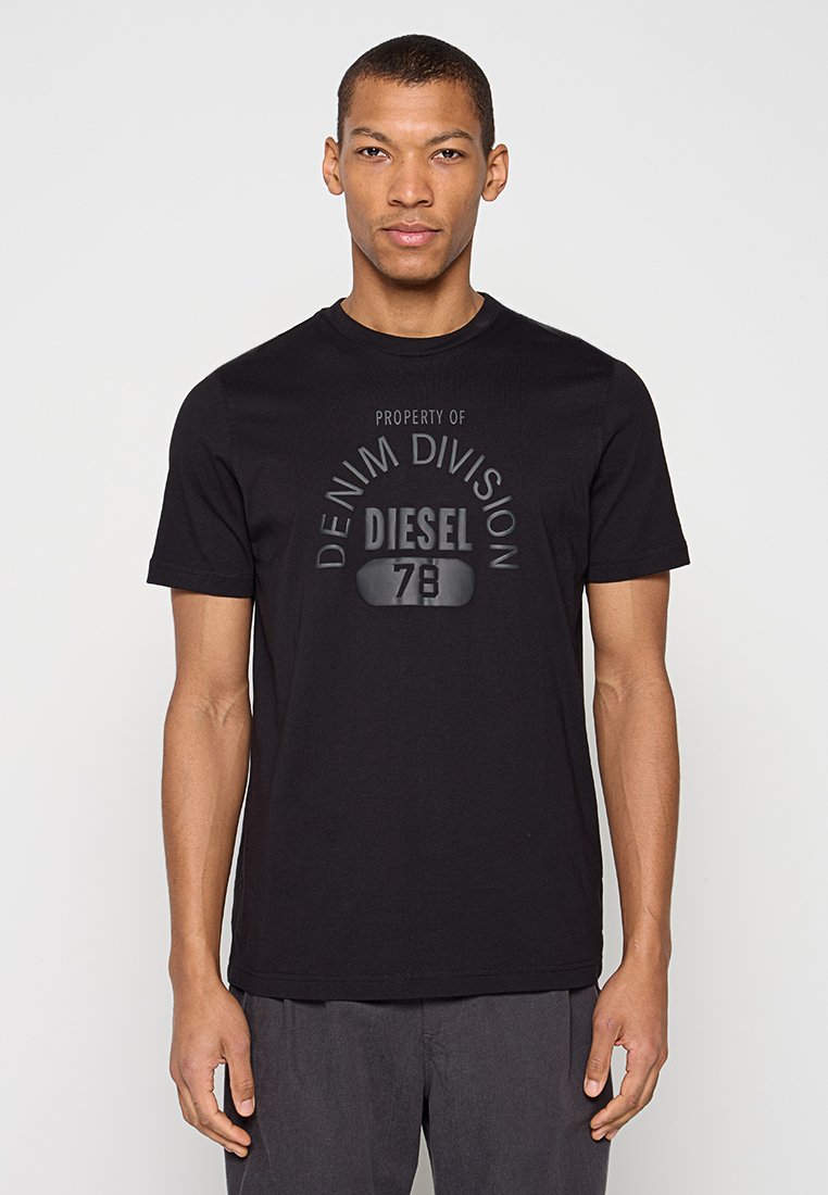 Schwarzes kurzärmeliges T-Shirt aus Baumwolle mit einem aufgedruckten Design "Property of Denim Division Diesel 78" in kontrastierender Ausführung.