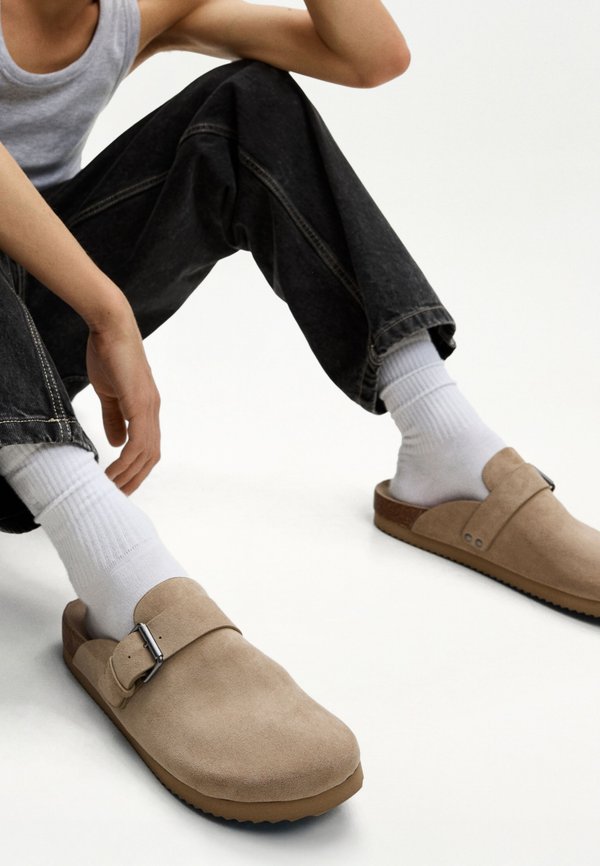 Bershka BUCKLE DETAIL - Clogs - sand