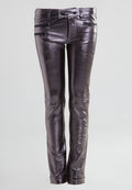 Metallic-lila Skinny Pants mit glänzender Oberfläche, ausgestattet mit schwarzen Reißverschlüssen und einem Knopfverschluss. Taillierte Passform mit minimalen Nähdetails.