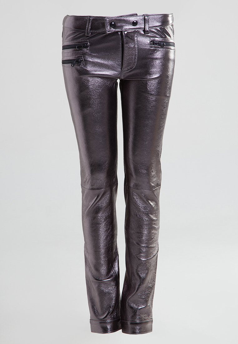 Metallic-lila Skinny Pants mit glänzender Oberfläche, ausgestattet mit schwarzen Reißverschlüssen und einem Knopfverschluss. Taillierte Passform mit minimalen Nähdetails.