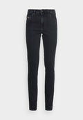 Schwarze Slim-Fit-Jeans aus Denim, mit einem vorderen Knopfverschluss, fünf Taschen und einem kleinen Logo-Patch auf der hinteren Tasche.