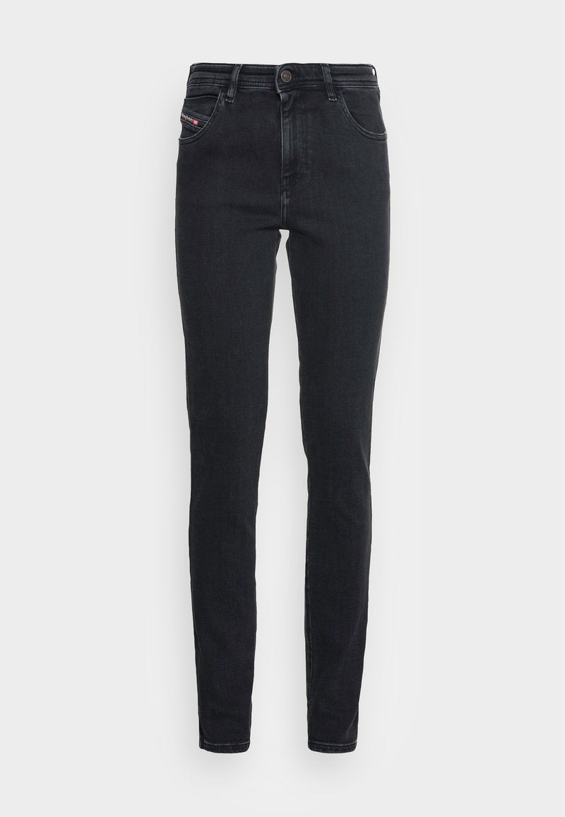 Schwarze Slim-Fit-Jeans aus Denim, mit einem vorderen Knopfverschluss, fünf Taschen und einem kleinen Logo-Patch auf der hinteren Tasche.