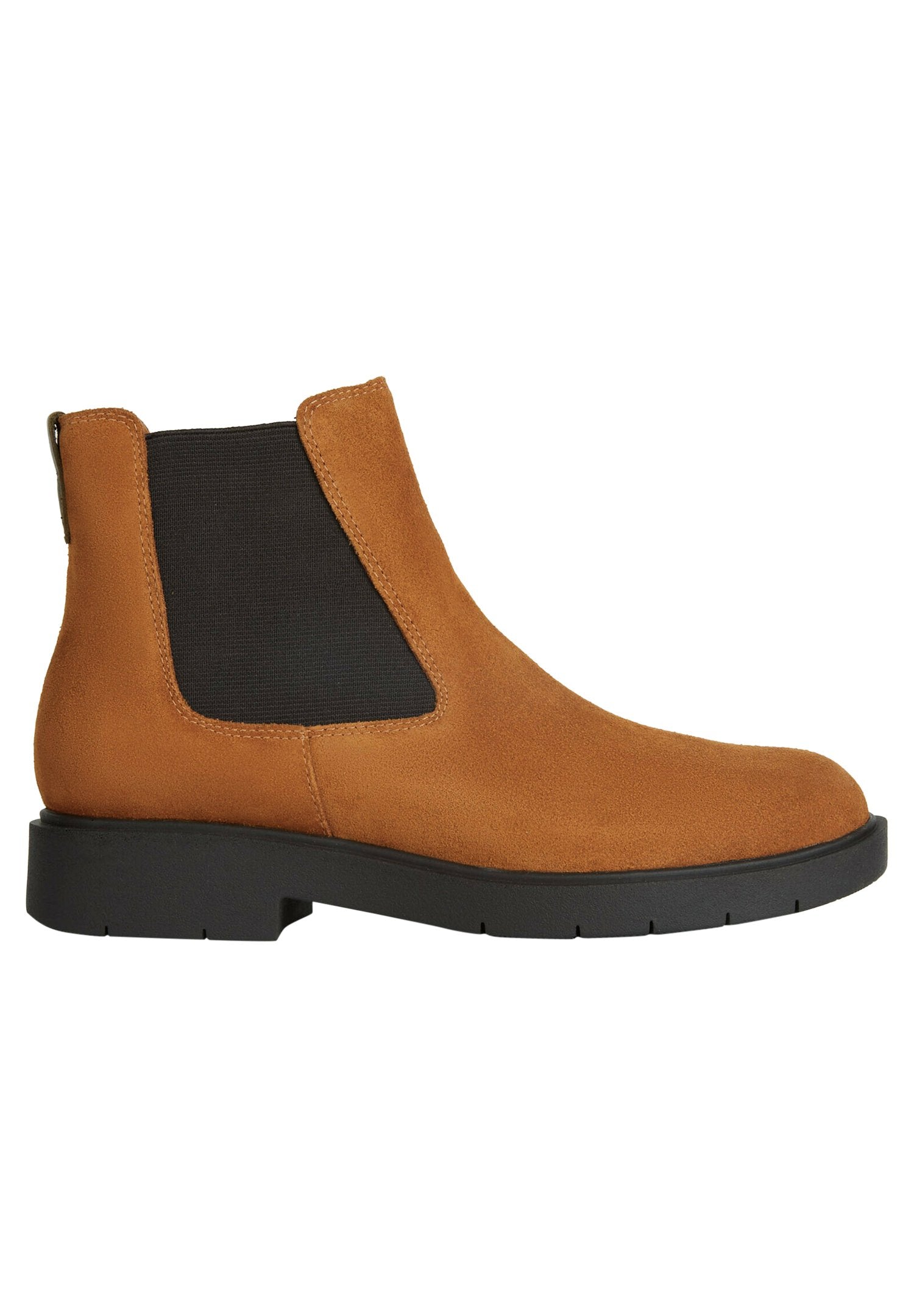 Braune Wildleder-Ankle-Boots mit schwarzen elastischen Seitenpaneelen, einer abgerundeten Spitze und einer niedrigen schwarzen Gummisohle. Mit einem Ziehschlaufen an der Rückseite.