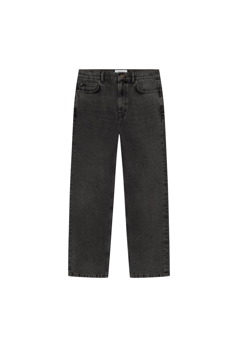 Schwarze Denim-Jeans mit geradem Bein-Design, fünf Taschen und einem Knopfverschluss. Sie verfügen über eine subtile, ausgebleichte Textur und nähtechnische Details.