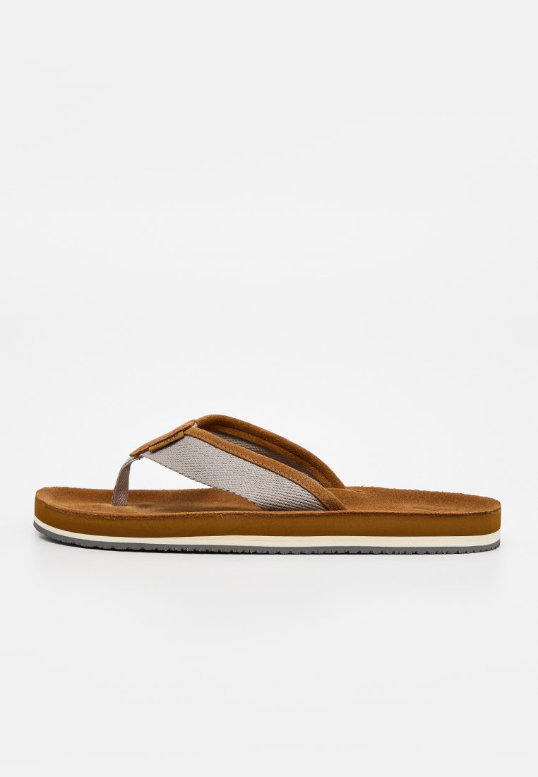 Braune und beige Flip-Flop-Sandale mit Stoffriemen und gepolsterter Sohle auf weißem Hintergrund.