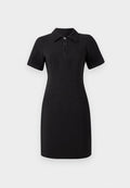 Schwarzes Kleid mit kragenförmigem Ausschnitt, kurzen Ärmeln und einem Reißverschluss vorne. Verfügt über zwei vordere Taschen und eine taillierte Silhouette. Glatte Textur.