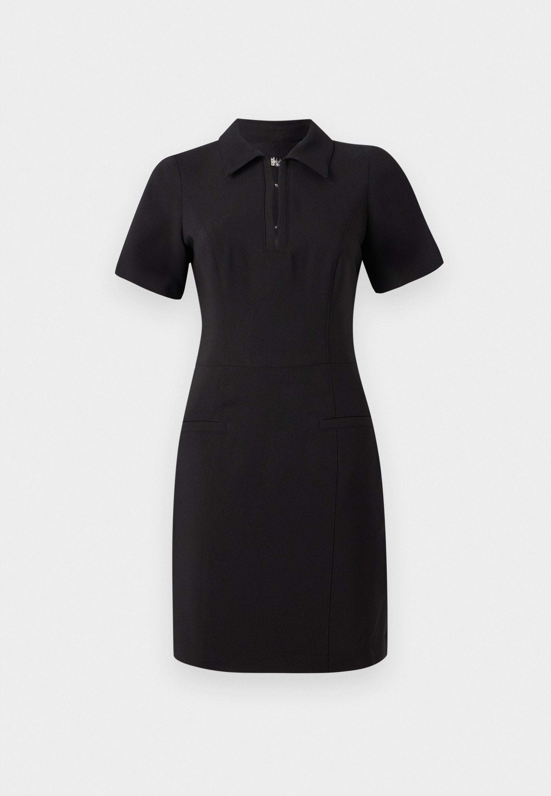 Schwarzes Kleid mit kragenförmigem Ausschnitt, kurzen Ärmeln und einem Reißverschluss vorne. Verfügt über zwei vordere Taschen und eine taillierte Silhouette. Glatte Textur.