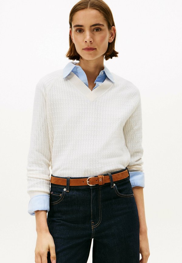 Tommy Hilfiger CABLE KNIT V-NECK - Jumper - ivory petal rwb tip