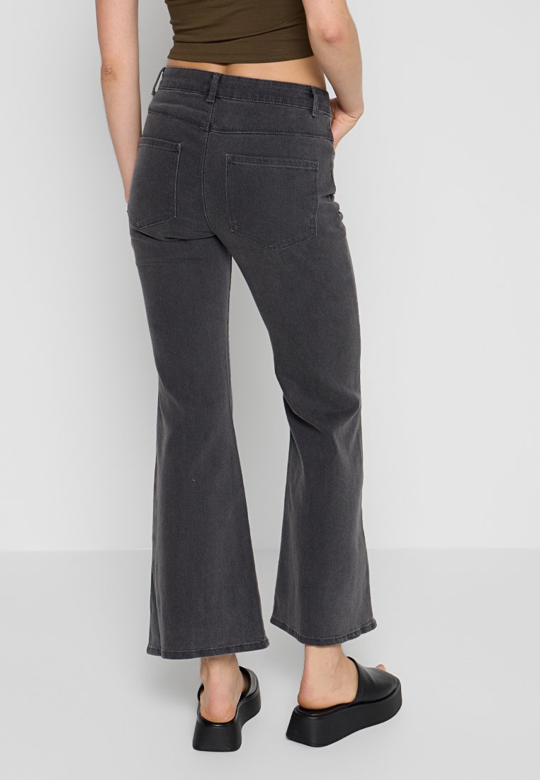 ONLY Petite Flared Jeans Media 3