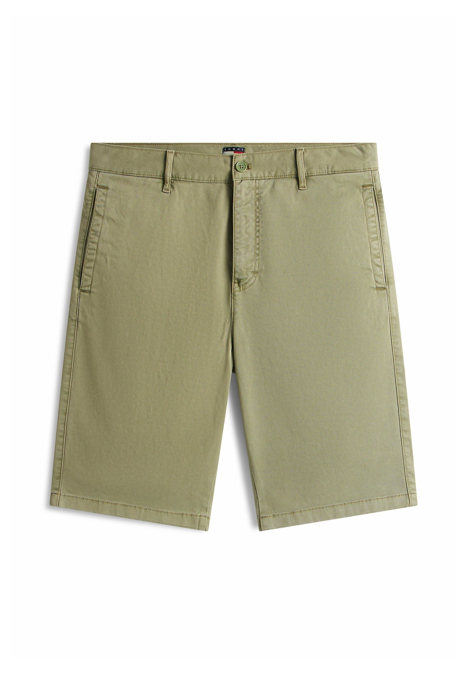 Beige Herren-Shorts in knielanger Länge mit Seitentaschen, Gürtelschlaufen, Knopfverschluss und einem kleinen schwarzen Markenetikett am Bund.