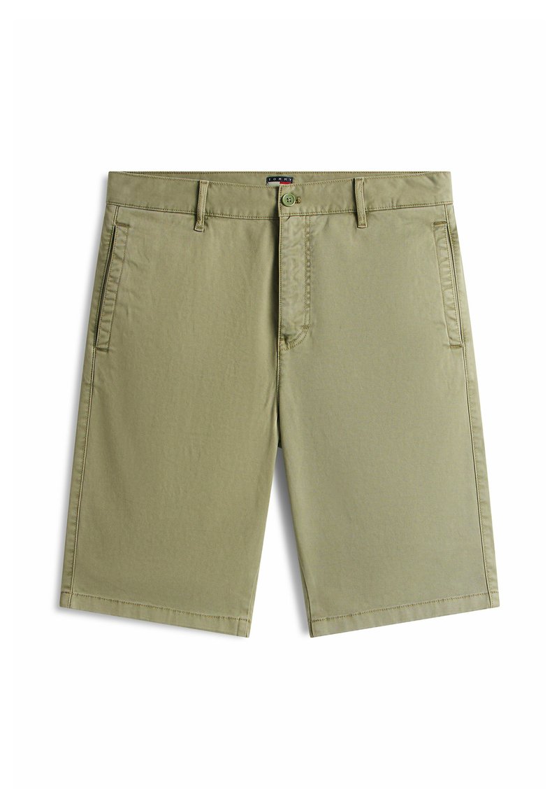 Beige Herren-Shorts in knielanger Länge mit Seitentaschen, Gürtelschlaufen, Knopfverschluss und einem kleinen schwarzen Markenetikett am Bund.