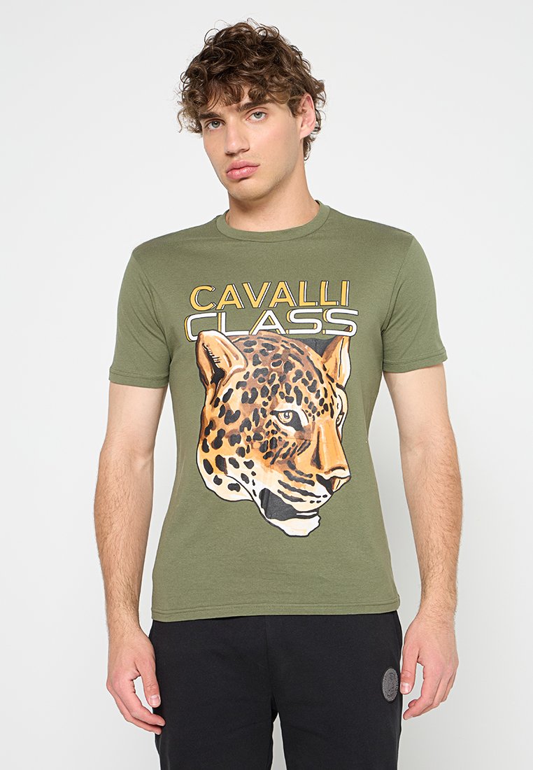 Olivegrünes T-Shirt mit kurzen Ärmeln, das ein großes Leoparden-Design mit dem Text "CAVALLI CLASS" in fettgedruckten Buchstaben zeigt. Aus weichem Baumwollstoff.