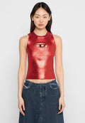 Rot metallischer ärmelloser Crop-Top mit ovalem Ausschnitt am Brustbereich. Der Stoff hat ein glänzendes, strukturiertes Finish.
