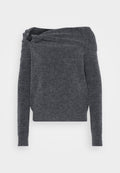 Grauer Strickpullover mit einem schulterfreien Design, langen Ärmeln und einer strukturierten Oberfläche. Ein einzigartiges Drehdetail am Kragen.