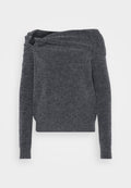 Grauer Strickpullover mit einem schulterfreien Design, langen Ärmeln und einer strukturierten Oberfläche. Ein einzigartiges Drehdetail am Kragen.