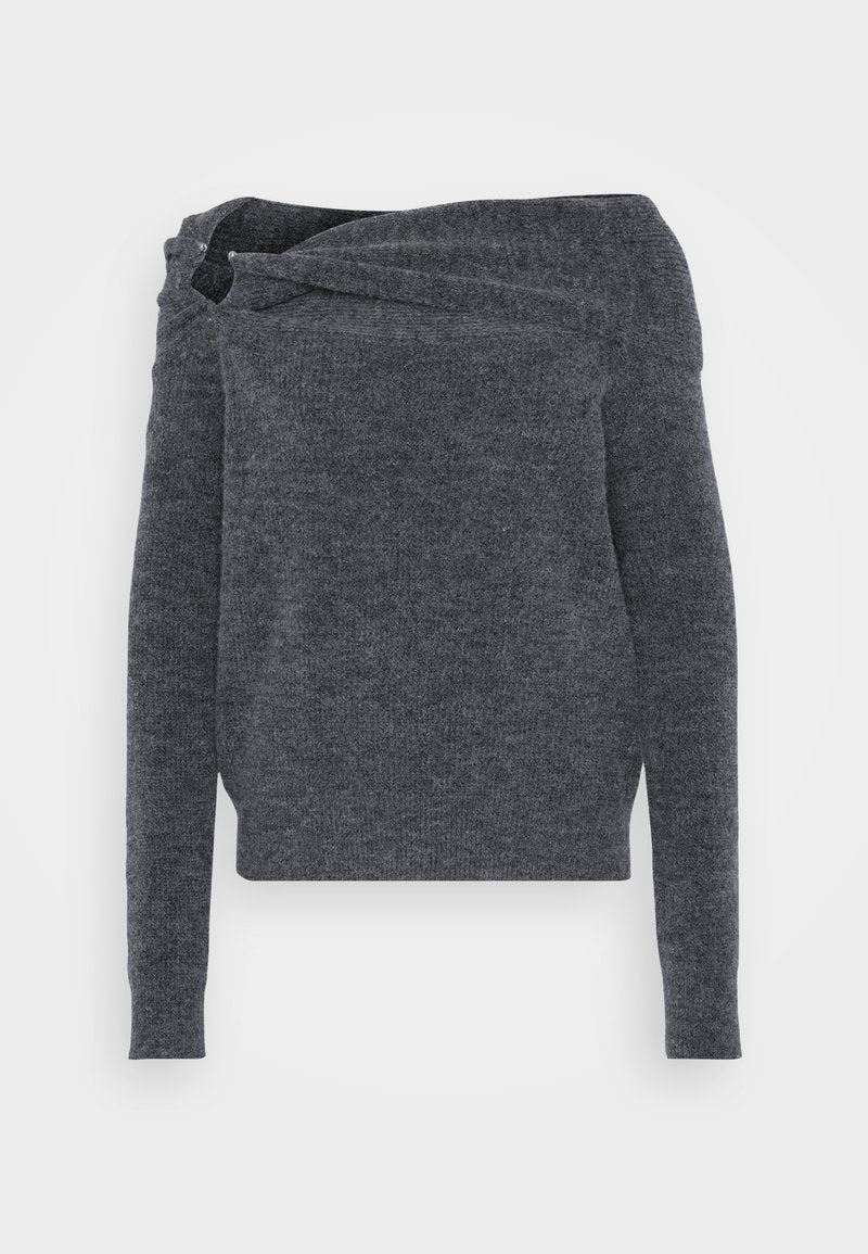Grauer Strickpullover mit einem schulterfreien Design, langen Ärmeln und einer strukturierten Oberfläche. Ein einzigartiges Drehdetail am Kragen.