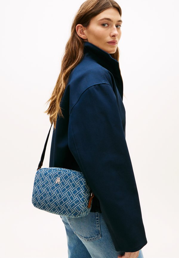 Tommy Hilfiger TH MONOGRAM DENIM CROSSBODY CAMERA BAG - Handbag - blue