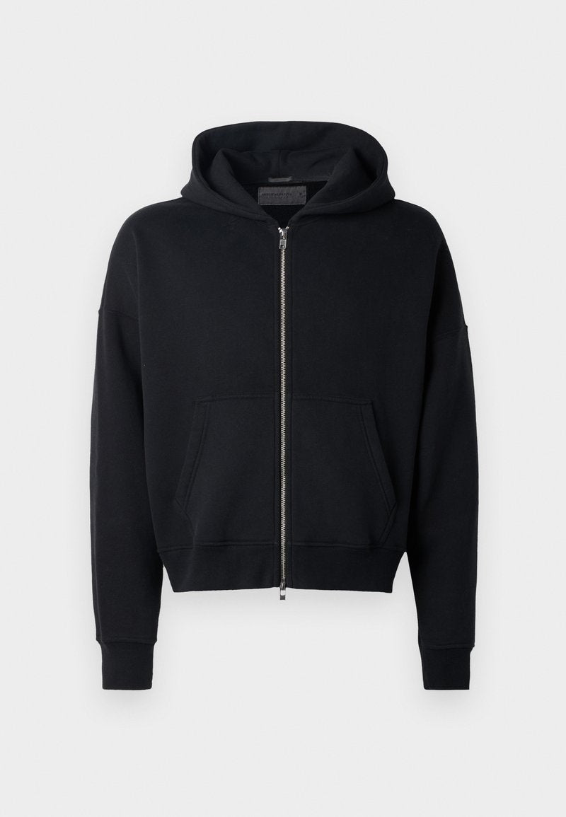 Schwarze Zip-Hoodie aus weichem Stoff mit einer Fronttasche, oversized Passform und einer runden Kapuze. Mit gerippten Bündchen und Saum.