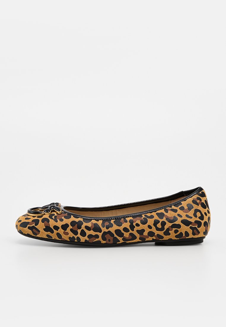 Flacher Ballettschuh mit braunem und schwarzem Leopardenmuster und schwarzer Einfassung, mit einer schwarzen dekorativen Schnalle am Zehenbereich.