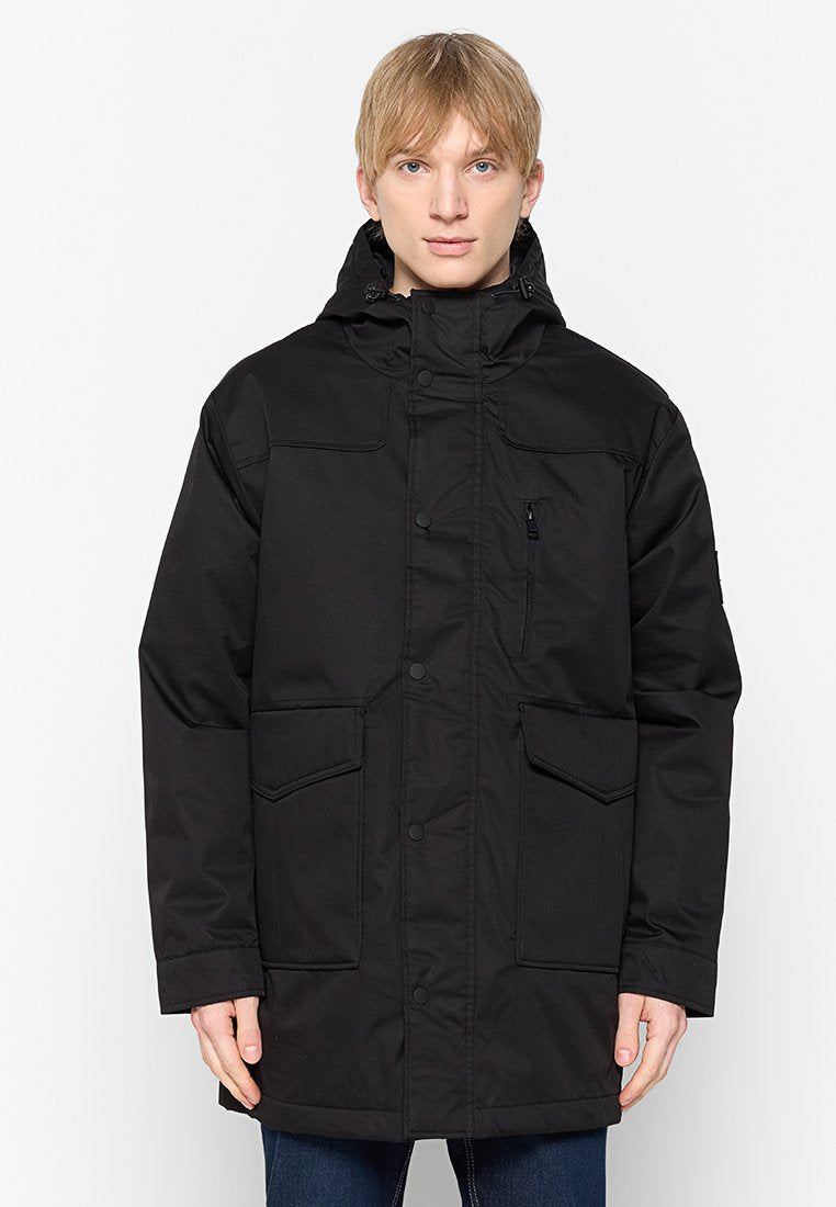 Schwarze Parkajacke mit Reißverschluss und Druckknopfverschluss, Kapuze, mehreren Fronttaschen und einer glatten Textur.