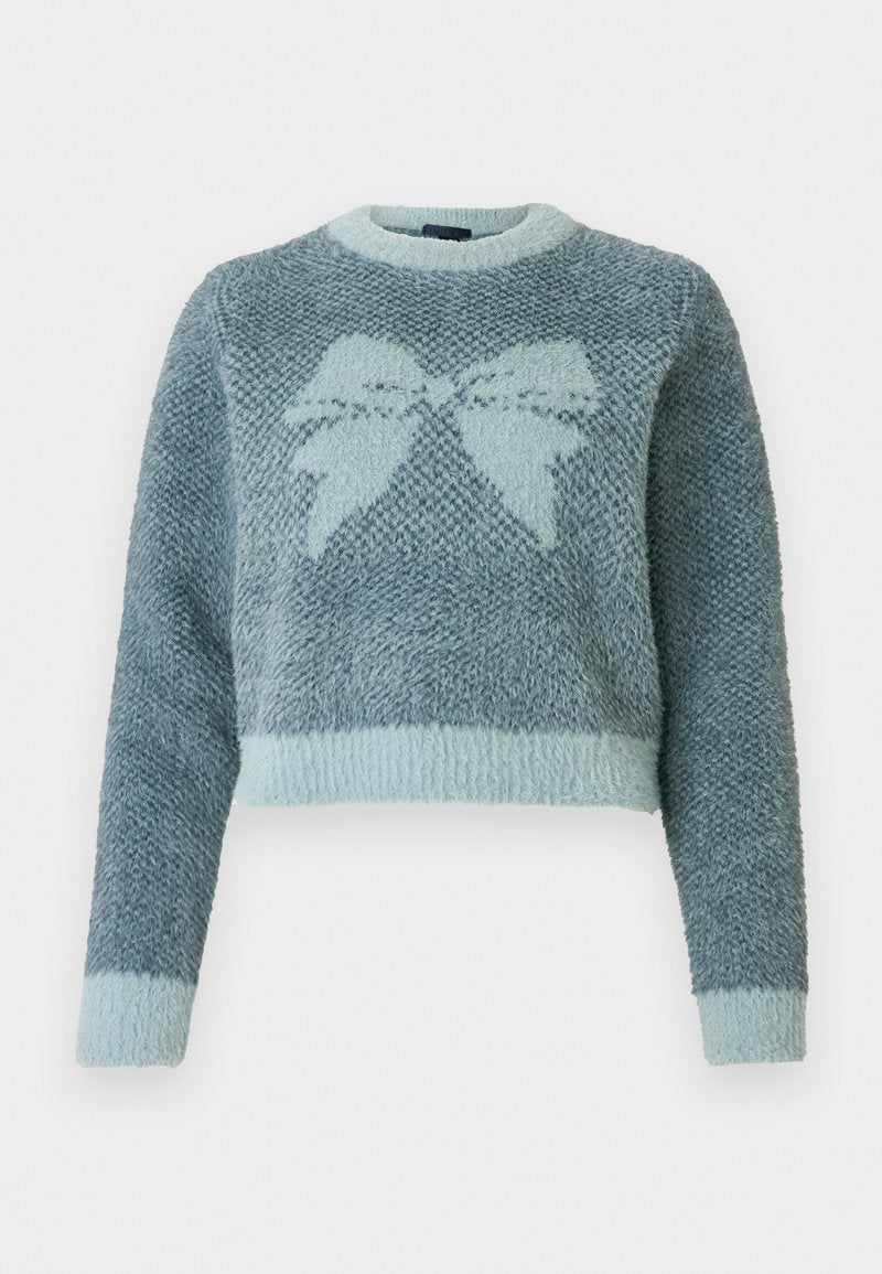Pullover im Häkelstil in zwei Blautönen, mit strukturierter Oberfläche und einem auffälligen Schleifendesign auf der Vorderseite. Kurze Länge.