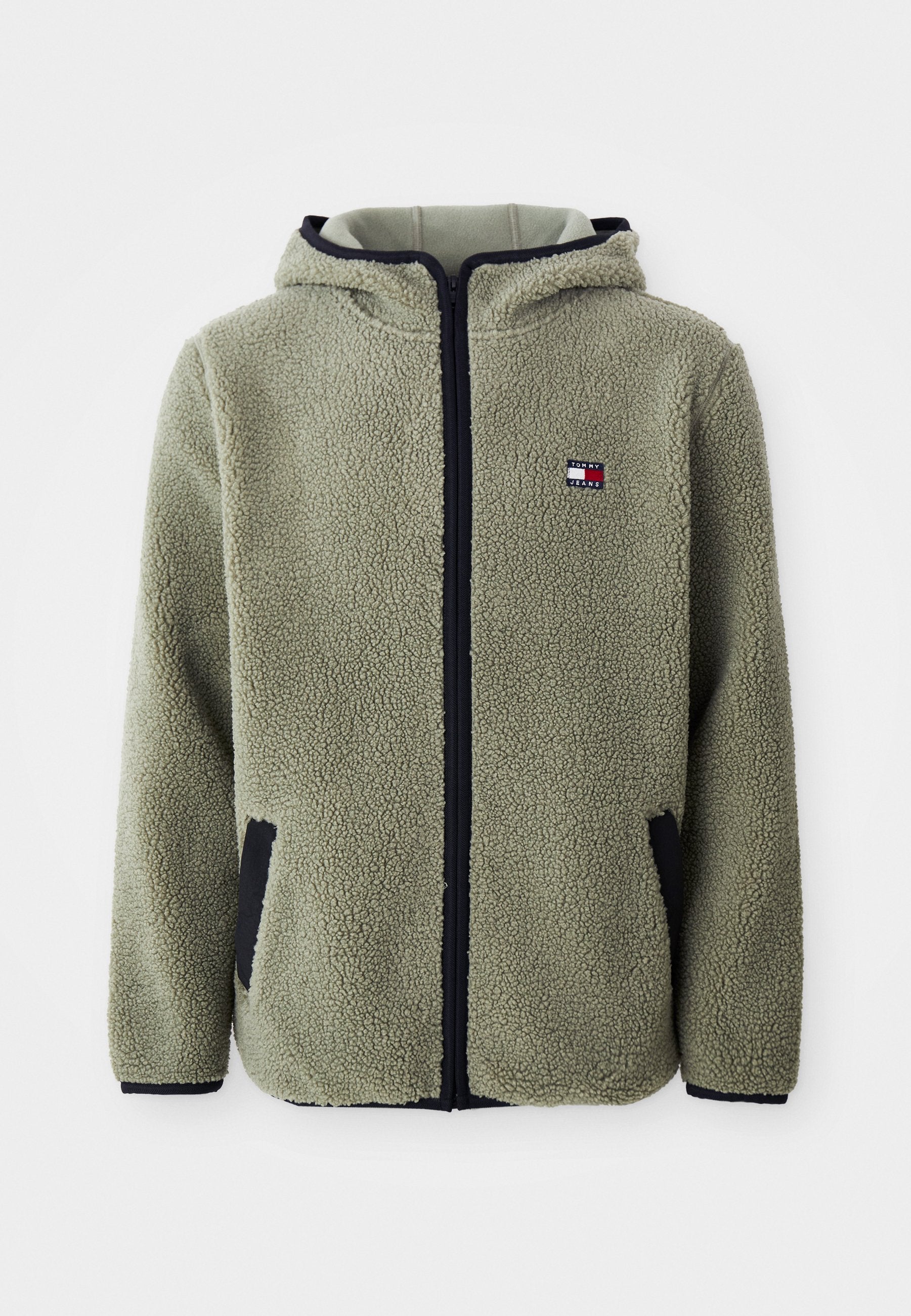 Fleecejacke in gedämpftem Grün mit Kapuze, Reißverschluss und schwarzen Akzenten an den Taschen und Bündchen. Kleines Logo-Patch auf der Brust.