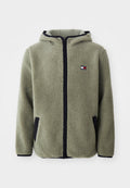 Fleecejacke in gedämpftem Grün mit Kapuze, Reißverschluss und schwarzen Akzenten an den Taschen und Bündchen. Kleines Logo-Patch auf der Brust.