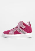 Rosa Wildlederschuh in High-Top-Form mit metallischen Akzenten, Schnürung und Klettverschluss, silberner Glitzerstreifen und weißer Sohle.