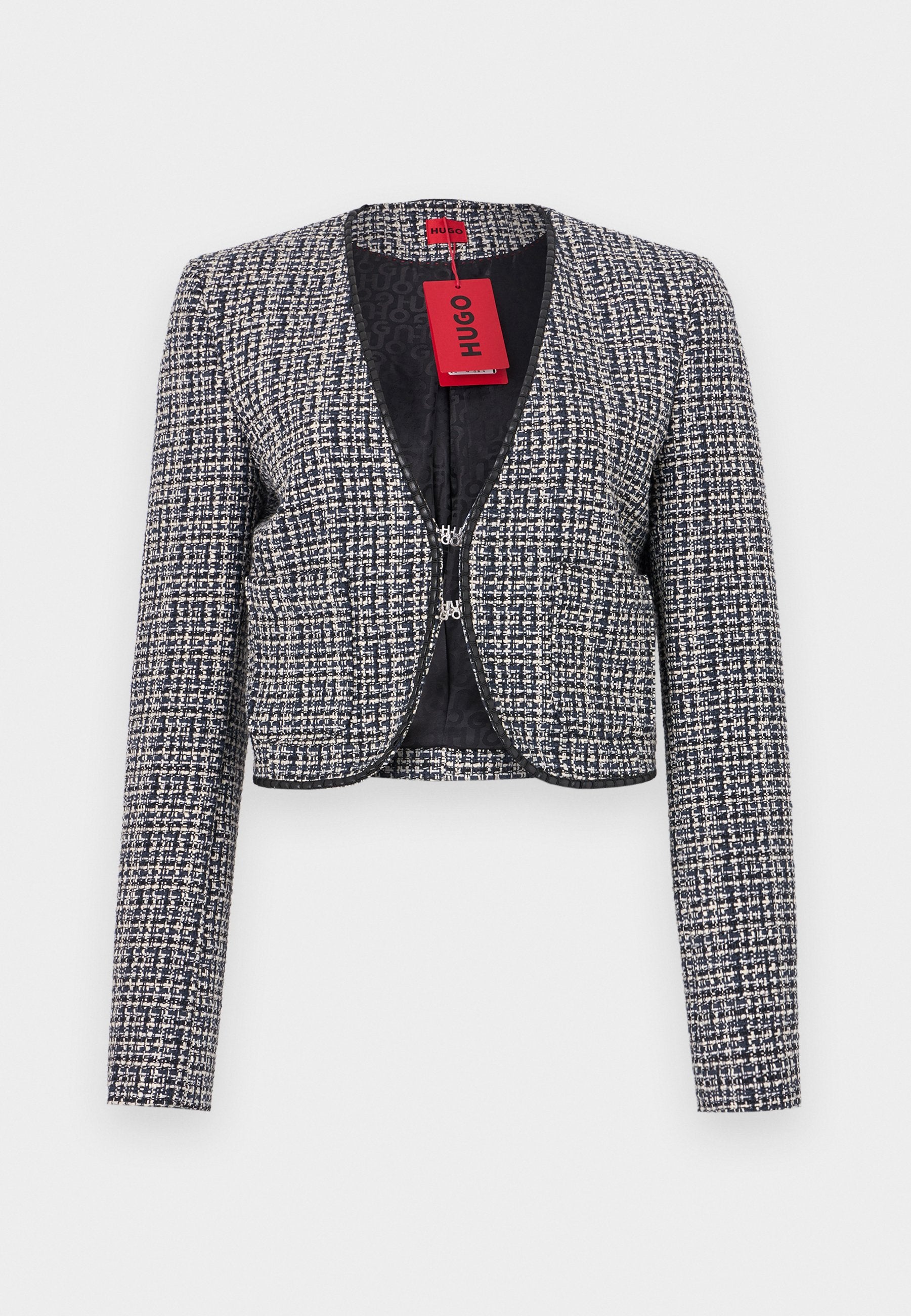 Gekürzte Jacke aus gewebtem marineblauem und weißem Stoff. Verfügt über einen runden Ausschnitt, einen Hakenverschluss vorne und lange Ärmel. Beinhaltet ein Etikett.