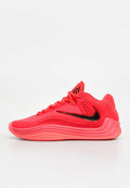 Helles rotes Sportschuh mit strukturiertem Profil, schwarzem Nike-Swoosh-Logo an der Seite und roten Schnürsenkeln vor weißem Hintergrund.