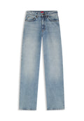 Hellblaue Jeans mit geradem Bein, fünf Taschen und strukturierter Oberfläche. Der Bund ist mit einem roten Akzentdetail versehen.