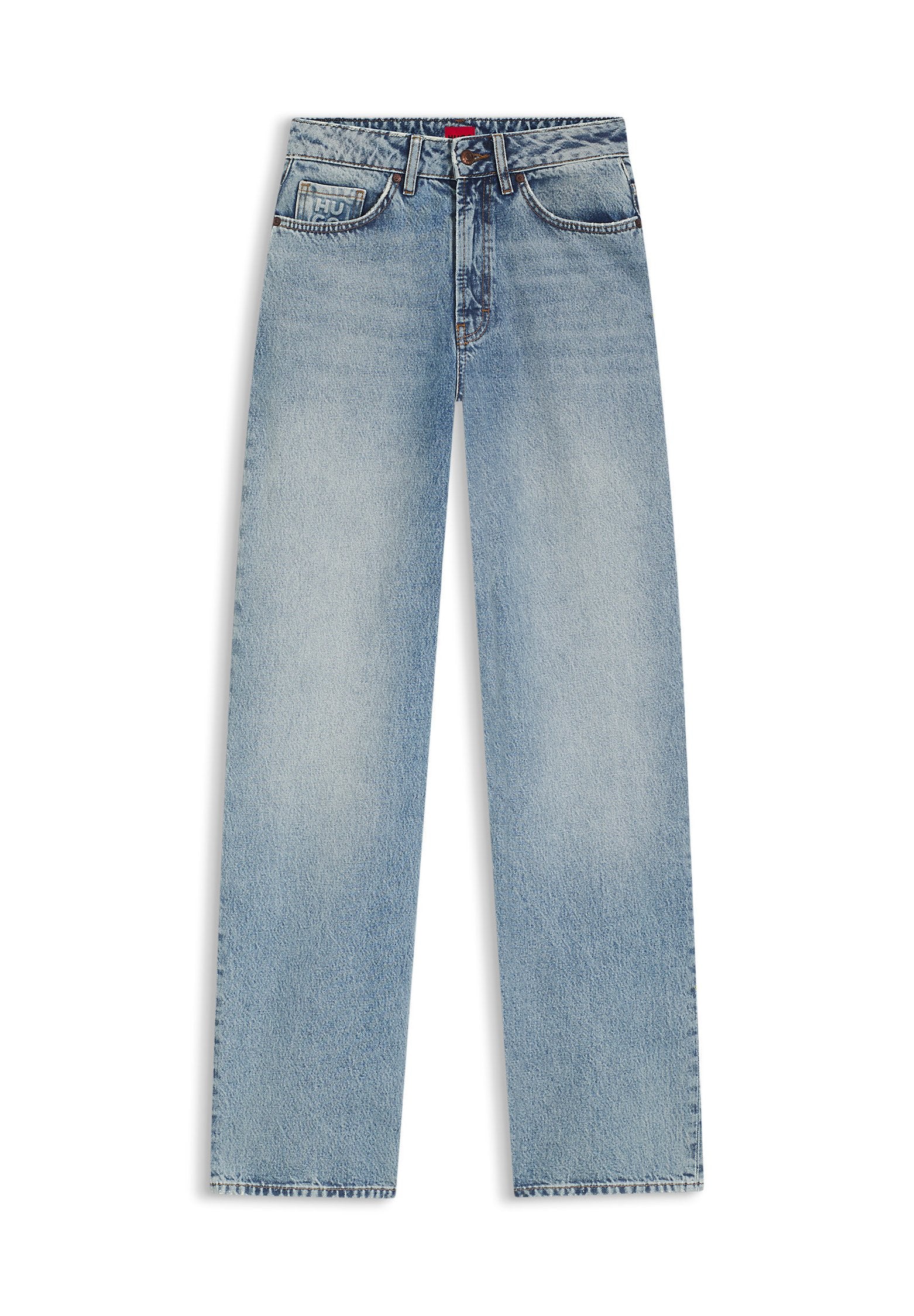 Hellblaue Jeans mit geradem Bein, fünf Taschen und strukturierter Oberfläche. Der Bund ist mit einem roten Akzentdetail versehen.