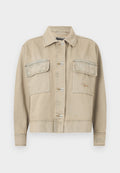 Beige-Denimjacke mit Kragen, langen Ärmeln, Knopfverschluss und zwei Brusttaschen. Mit kontrastierenden Nähten und dezentem Logo-Stickerei.