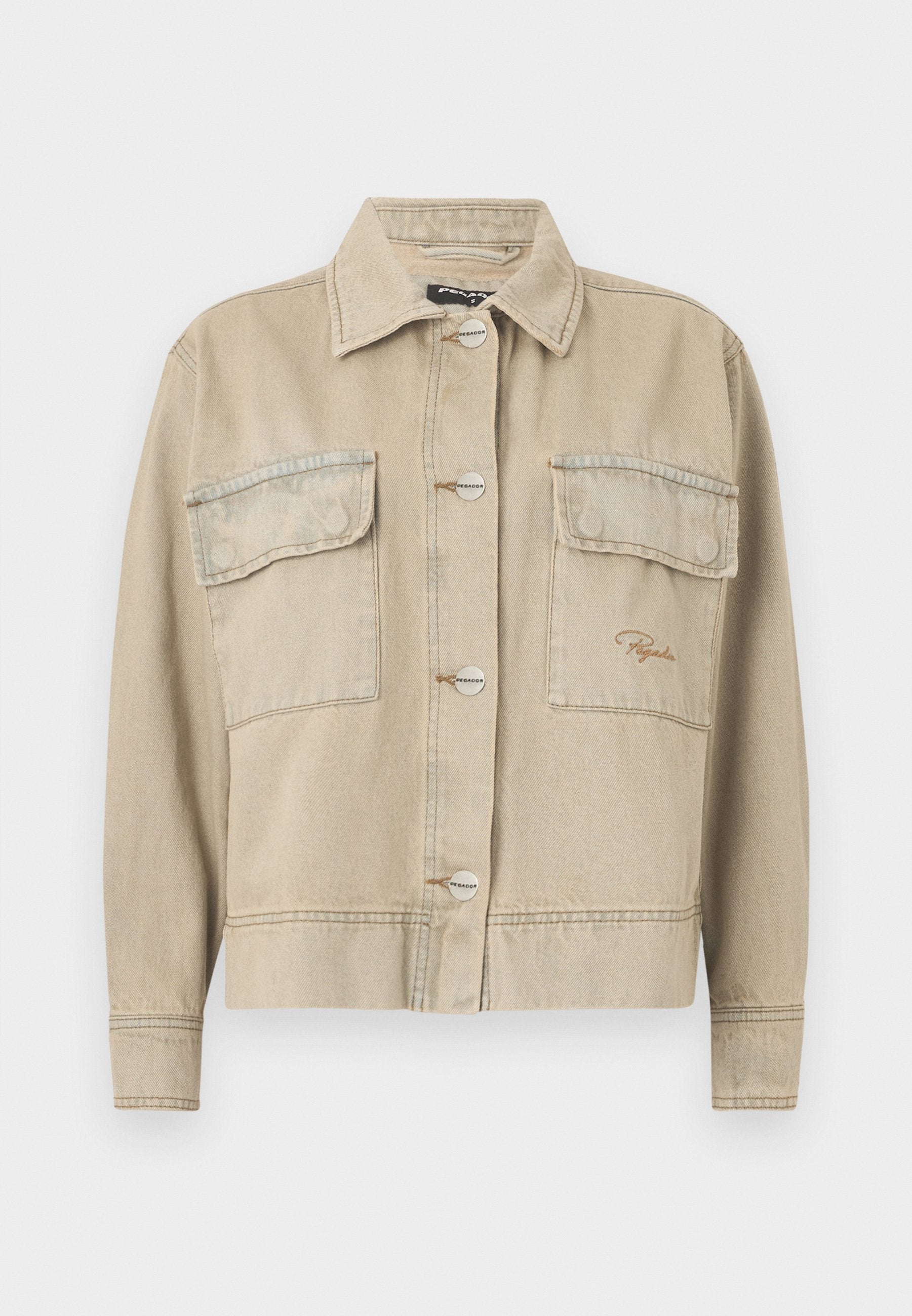 Beige-Denimjacke mit Kragen, langen Ärmeln, Knopfverschluss und zwei Brusttaschen. Mit kontrastierenden Nähten und dezentem Logo-Stickerei.