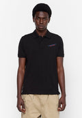 Schwarzes Polo-Shirt aus Baumwollmischung mit klassischem Kragen und kurzen Ärmeln. Mit mehrfarbigem Logo-Stickerei auf der linken Brust.
