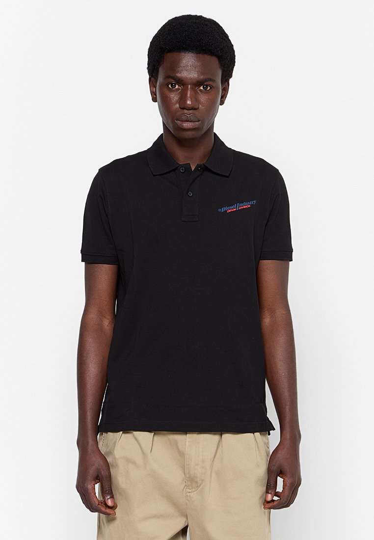 Schwarzes Polo-Shirt aus Baumwollmischung mit klassischem Kragen und kurzen Ärmeln. Mit mehrfarbigem Logo-Stickerei auf der linken Brust.