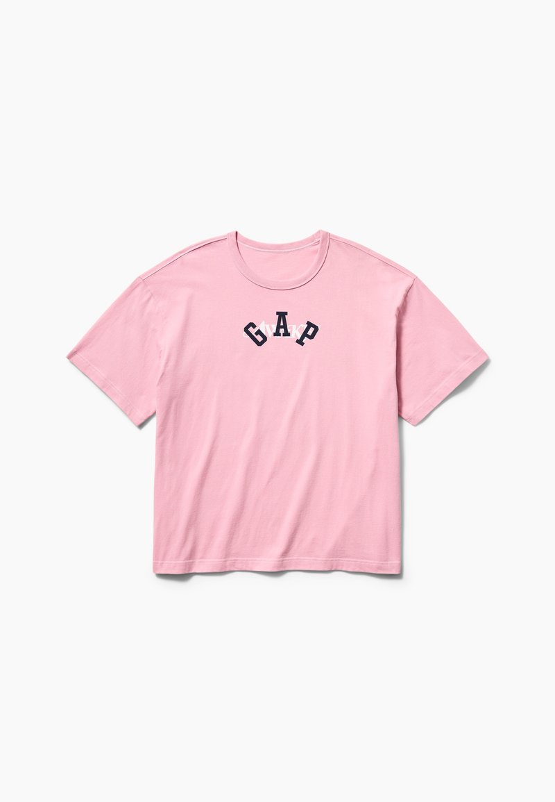 Pinkes T-Shirt mit kurzen Ärmeln und dem „GAP“-Logo in schwarzen und weißen Buchstaben quer über der Brust, flach auf weißem Hintergrund liegend.