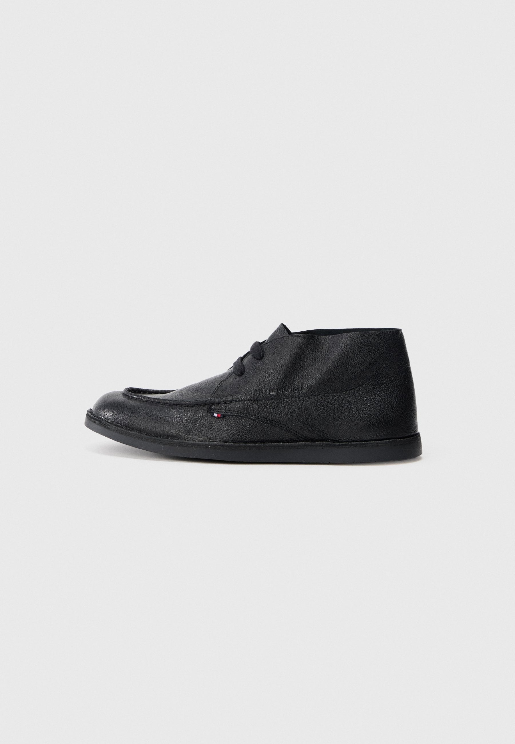 LEATHER TOPSTITCH LACE-UP CHUKKA BOOTS Media 1