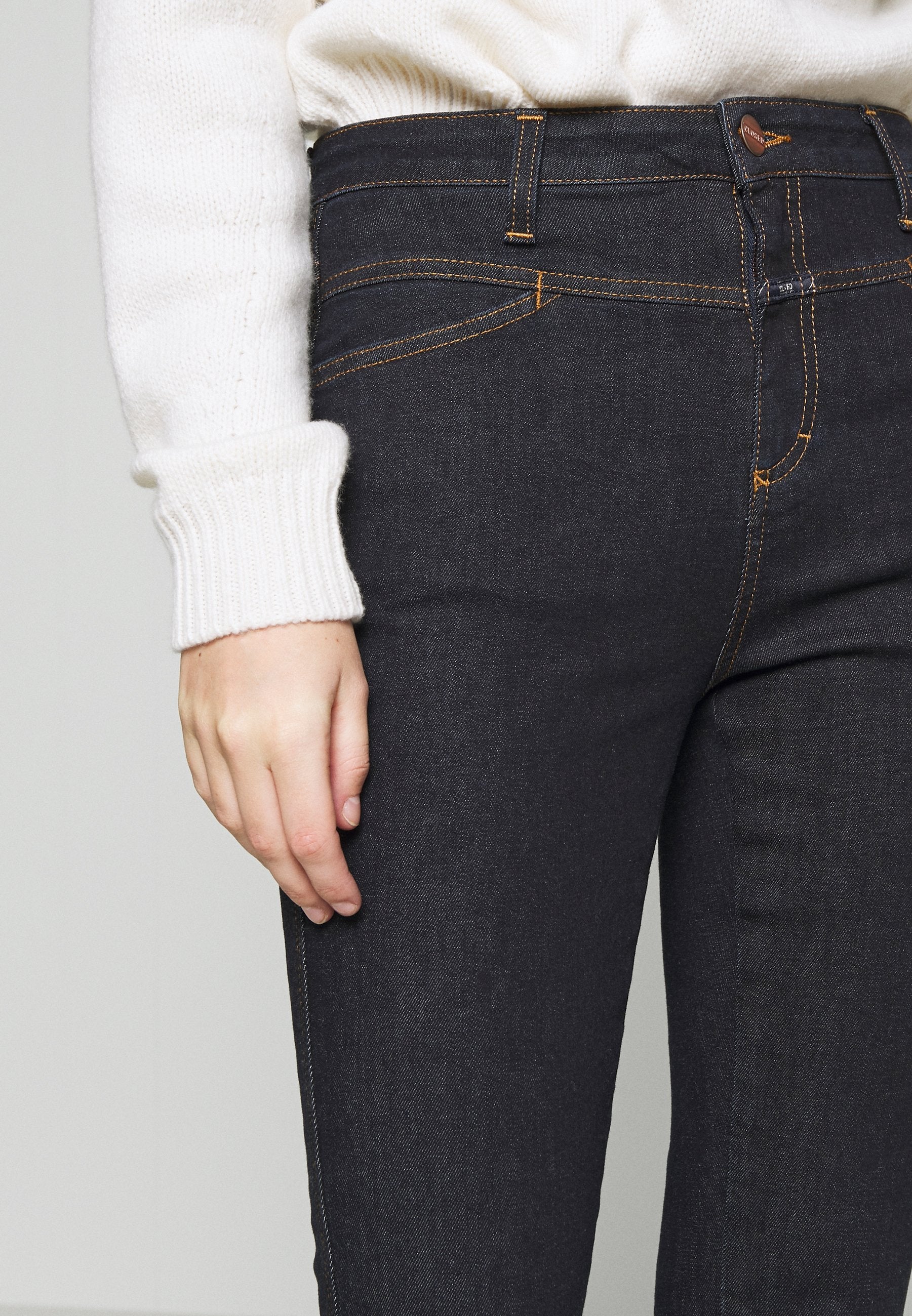 CLOSED SKINNY PUSHER