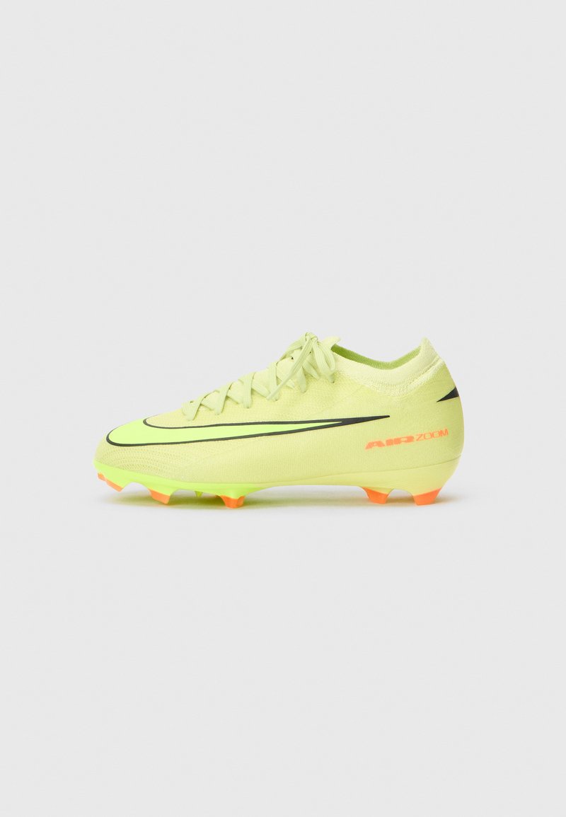 Limettengrüner Fußballschuh mit schwarzem Akzentstreifen, strukturiertem Obermaterial, Schnürsenkeln und orangefarbenen Stollen. Verfügt über die "AIR ZOOM"-Markierung an der Seite.