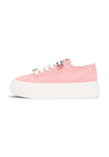 Pinkfarbener Canvas-Sneaker mit niedrigem Schaft, dicker weißer Plateausohle, weißen Schnürsenkeln und kleinen silbernen Metallösen, seitlich betrachtet.