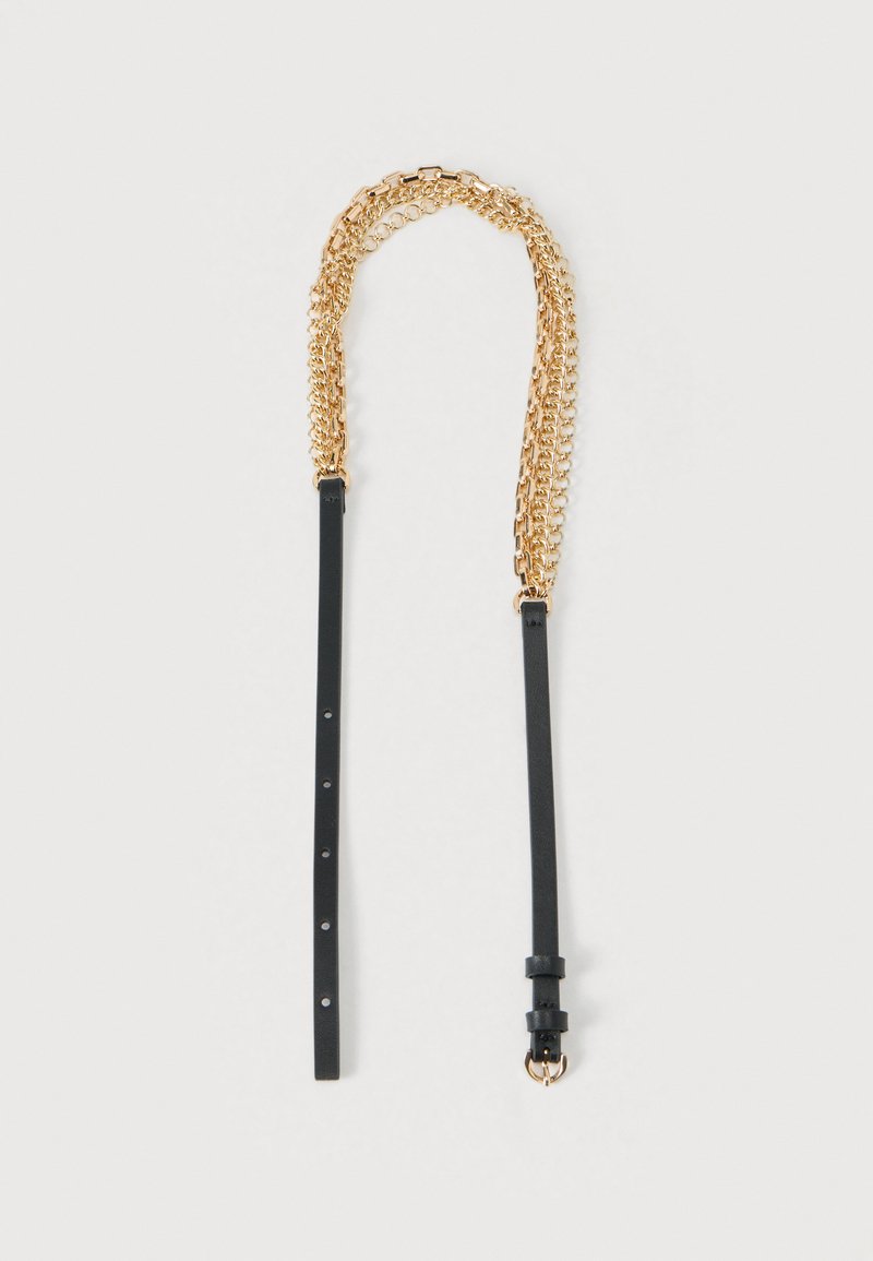 Zubehör aus Kette und Lederband mit goldfarbenen Metallgliedern und einem schwarzen Lederband mit verstellbarer Hardware und Schnallendetails.