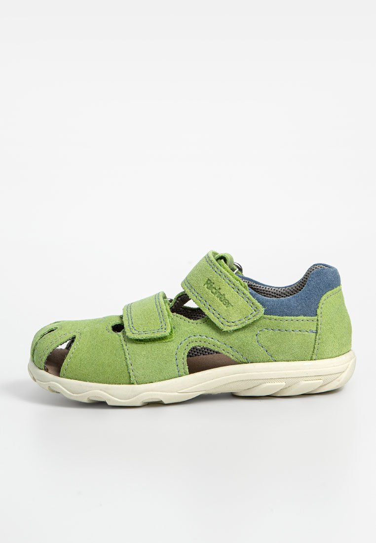 Grüner Wildlederschuh mit niedrigem Schnitt, zwei verstellbaren Klettverschlüssen, Mesh-Akzenten und einer leichten Gummisohle. Mit offener Zehenpartie und seitlichen Ausschnitten.