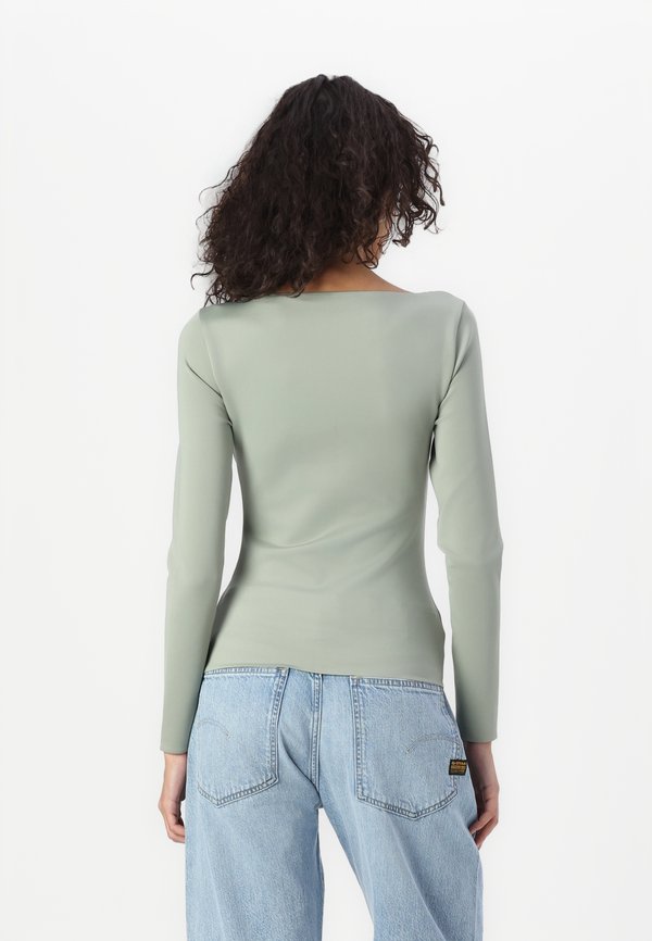 Abercrombie & Fitch Long-Sleeve Sculpt Matte Fabric Tuckable Slash Top