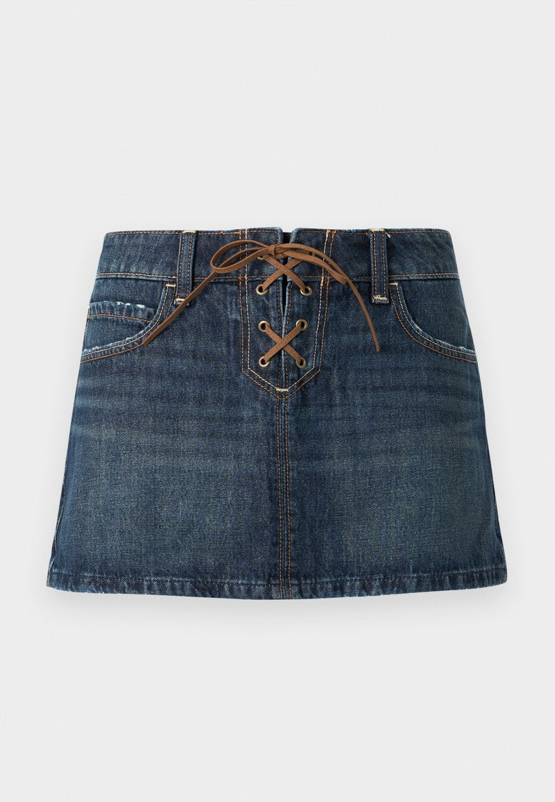 Dunkelblaue Jeans-Minirock mit Fronttaschen und braunen Schnürdetail am Bund.