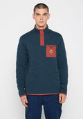 Gep quilteter Pullover in dunklem Teal mit einem Stehkragen und burgunderfarbenen Akzenten. Verfügt über eine Brusttasche mit Knopfdetail und Kängurutaschen.