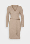 Beige geripptes Strickwickelkleid mit langen Ärmeln, V-Ausschnitt und gebundenem Taillenband. Sanfte Textur, figurbetonter Schnitt, mittellanger Saum.