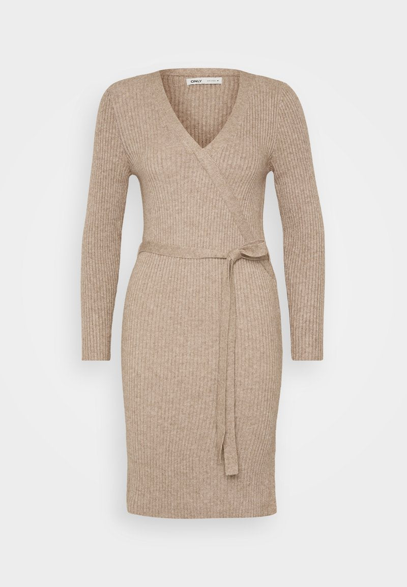 Beige geripptes Strickwickelkleid mit langen Ärmeln, V-Ausschnitt und gebundenem Taillenband. Sanfte Textur, figurbetonter Schnitt, mittellanger Saum.