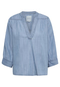 Helles blauer Chambray-Bluse mit V-Ausschnitt, gerafften Schultern und Dreiviertelärmeln, aus weichem Stoff und mit lockerer Passform.
