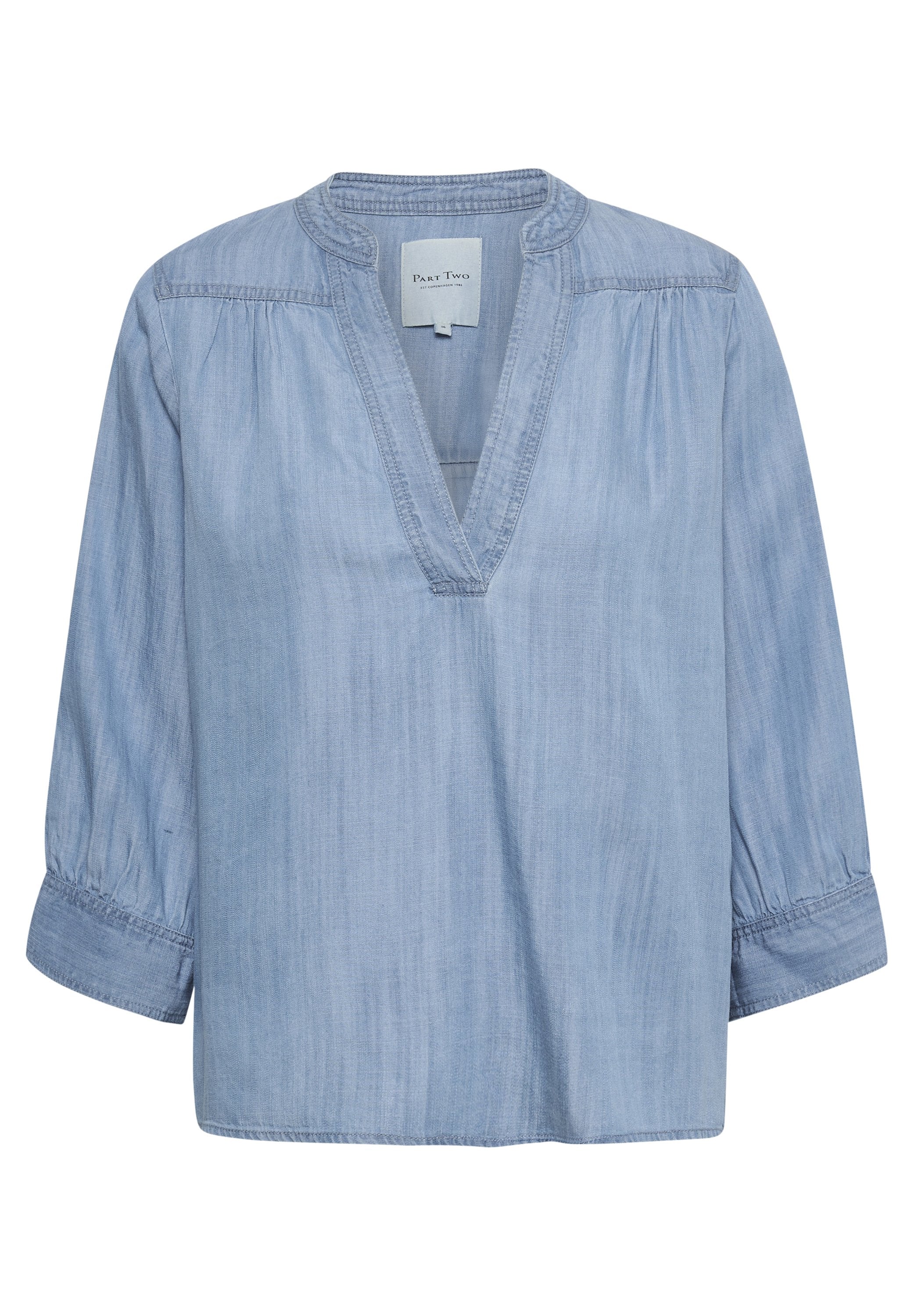 Helles blauer Chambray-Bluse mit V-Ausschnitt, gerafften Schultern und Dreiviertelärmeln, aus weichem Stoff und mit lockerer Passform.